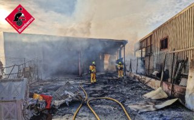 Los bomberos extinguen un incendio en un nave de palés y mobiliario en Dolores
