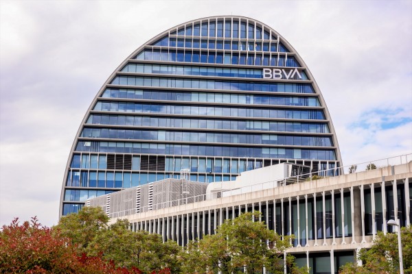 El BBVA ajusta su oferta con el pago de 0,29 euros y una acción por cada 5,019 de Sabadell
