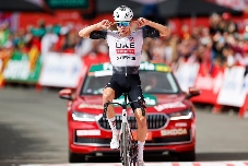 El español Juan Ayuso se redime con la conquista de Cerler, Traeen conserva la roja