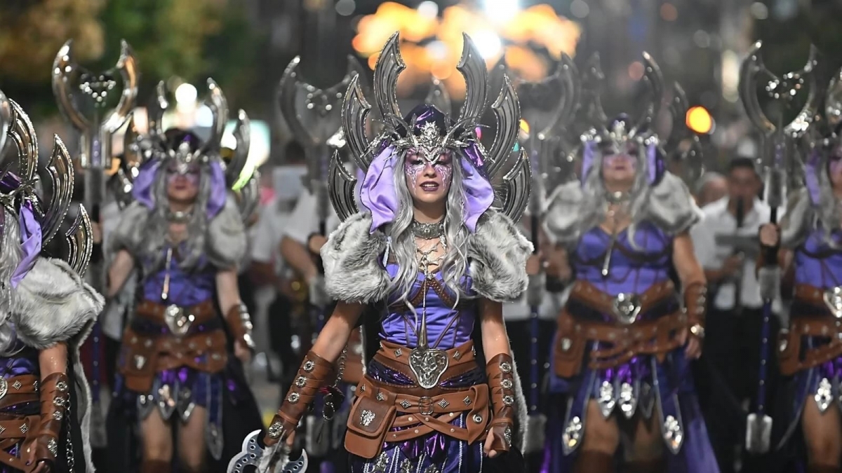 Villena arranca sus Fiestas de Moros y Cristianos con un récord histórico: 12.000 festeros en los desfiles