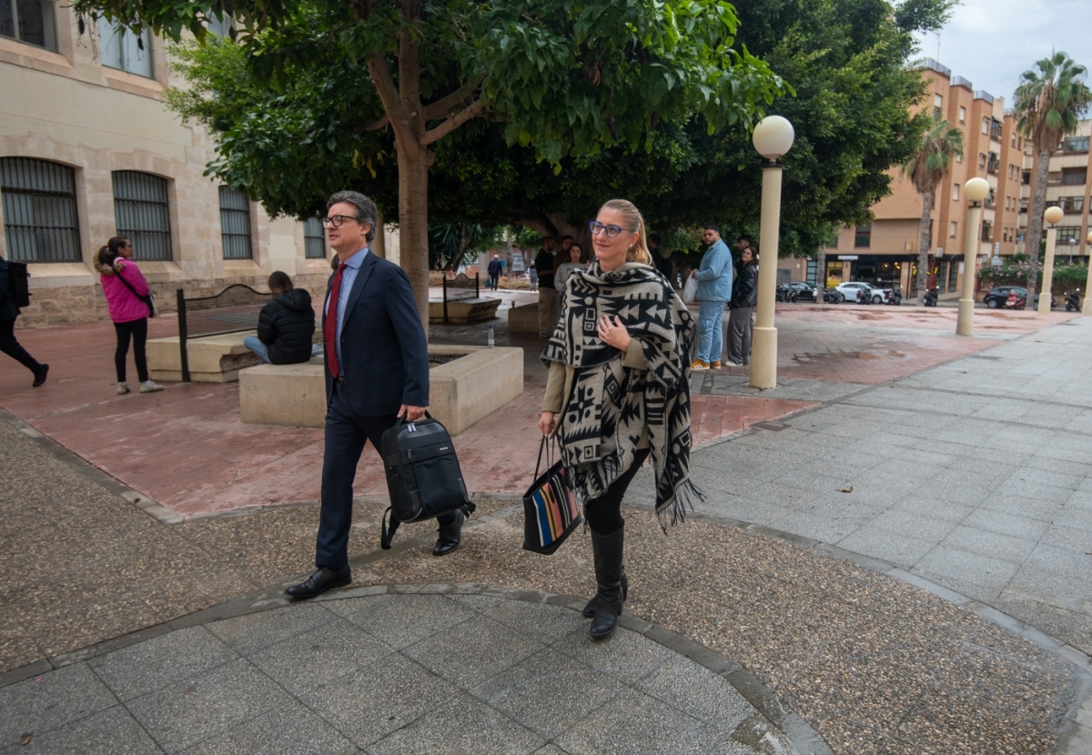 La edil de Fomento de Alicante, Mari Carmen de España, al acudir a declarar.
