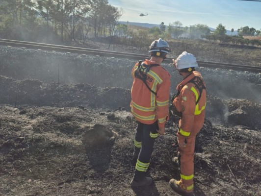 Un incendio en Massalavés afecta a un desguace de coches y corta la circulación de metro de L1