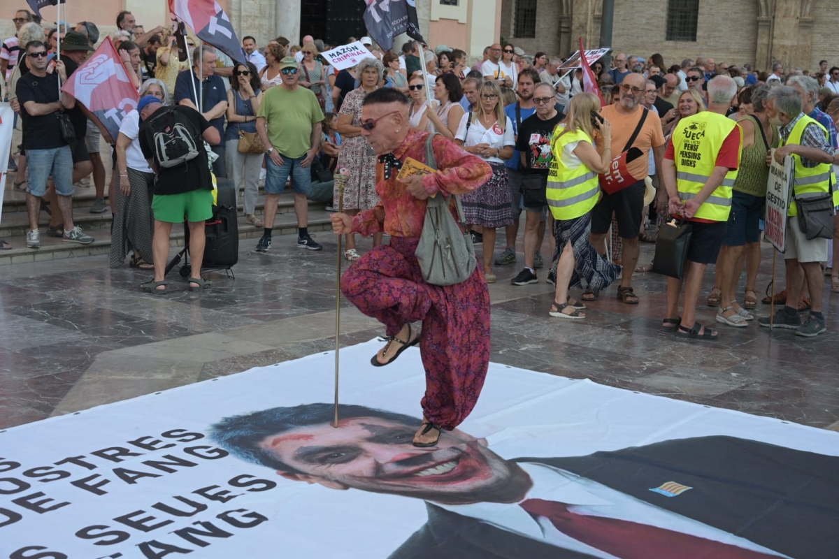 Miles de personas se concentran en València en la décima movilización contra Mazón por la gestión de la Dana