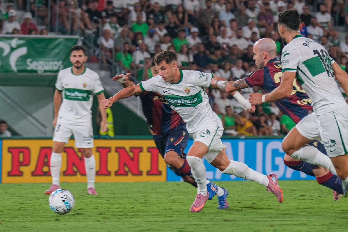 Elche CF gana el derbi al Levante UD y arranca con fuerza en Primera