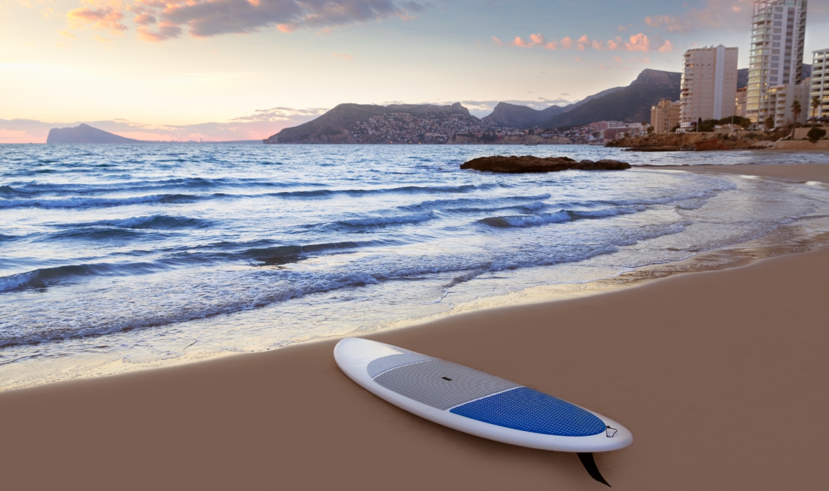 Una tabla de paddle surf en el Cantal Roig, Calp - Una tabla de paddle surf en el Cantal Roig, Calp Una tabla de paddle surf en el Cantal Roig, Calp
