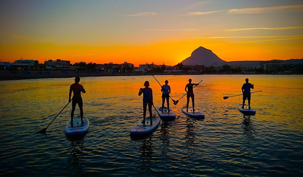 Paddle surf al atardecer, en Xàbia - Foto: Siesta Advisor Jávea Paddle surf al atardecer, en Xàbia