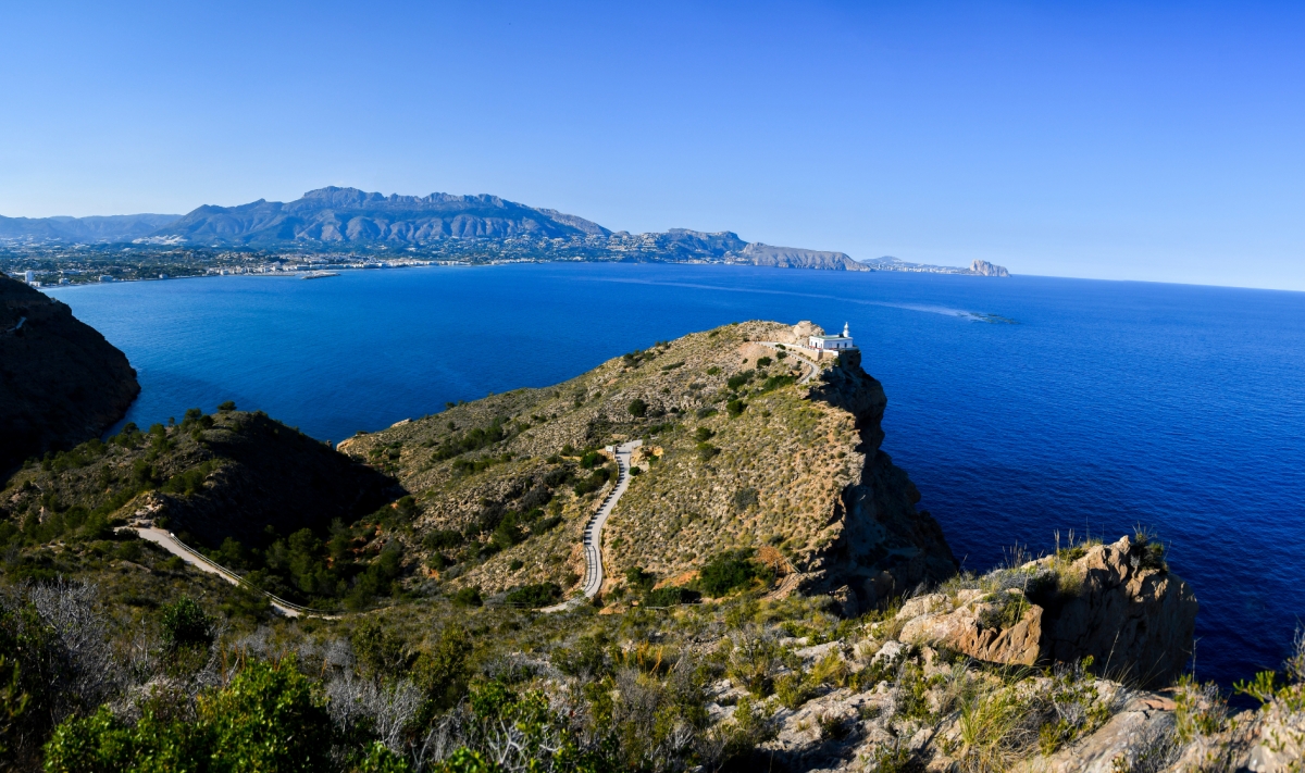 Serra Gelada, con vistas hacia el faro, Albir y Altea, con el Peñón de Ifach al fondo.