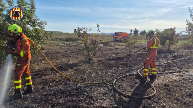 Restablecido el metro entre Castelló y L'Alcúdia tras extinguir el incendio de un desguace