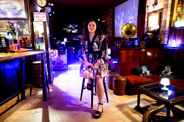 Carmen lleva 40 años rodeada por 500 tipos de whisky
