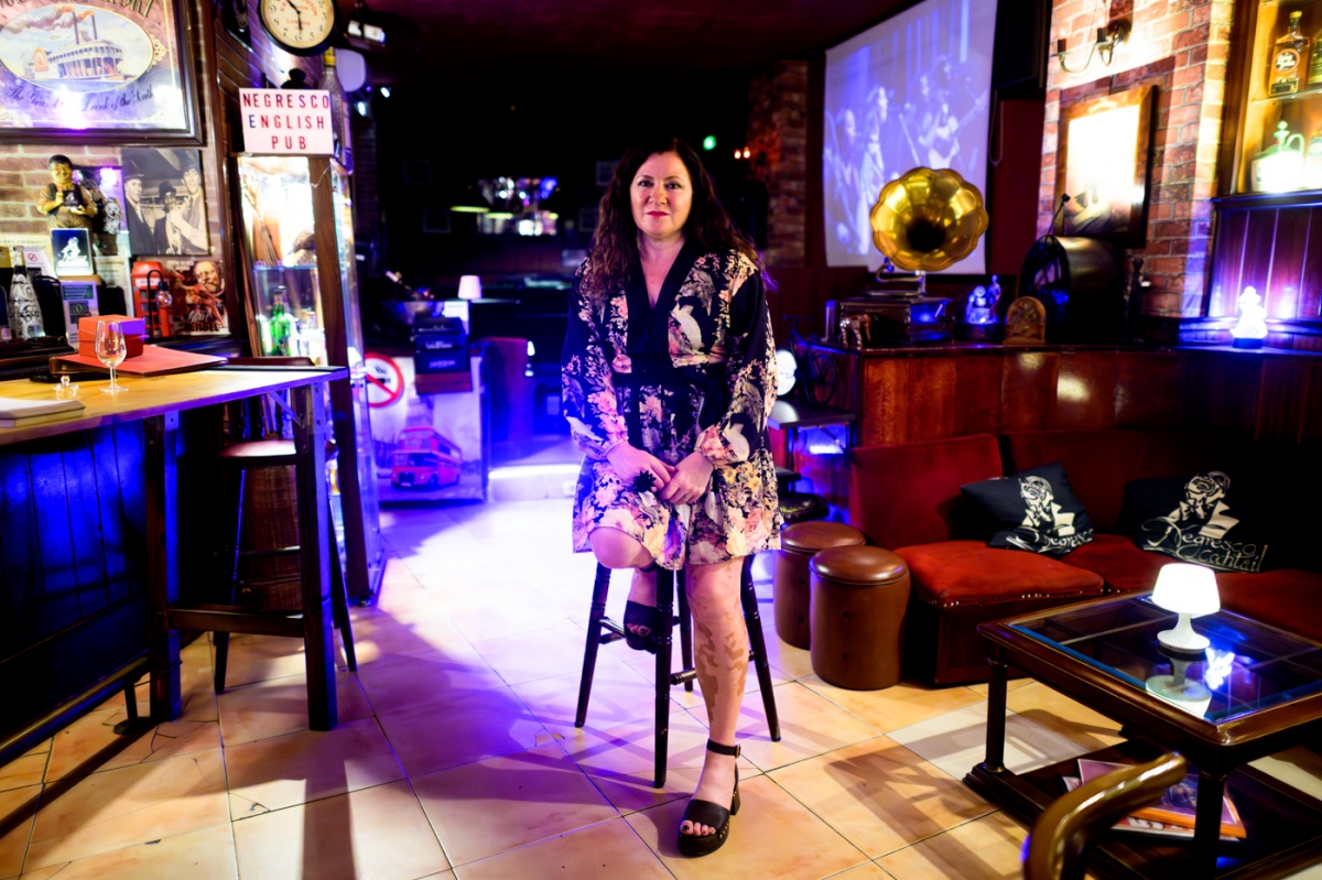 Carmen lleva 40 años rodeada por 500 tipos de whisky