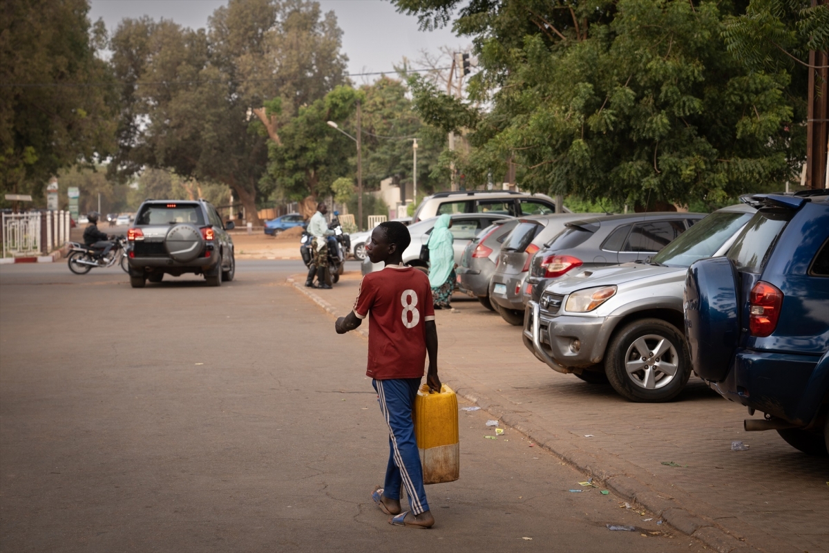 Un niño en una carretera de Níger. - Foto: DAVID ZORRAKINO/EP