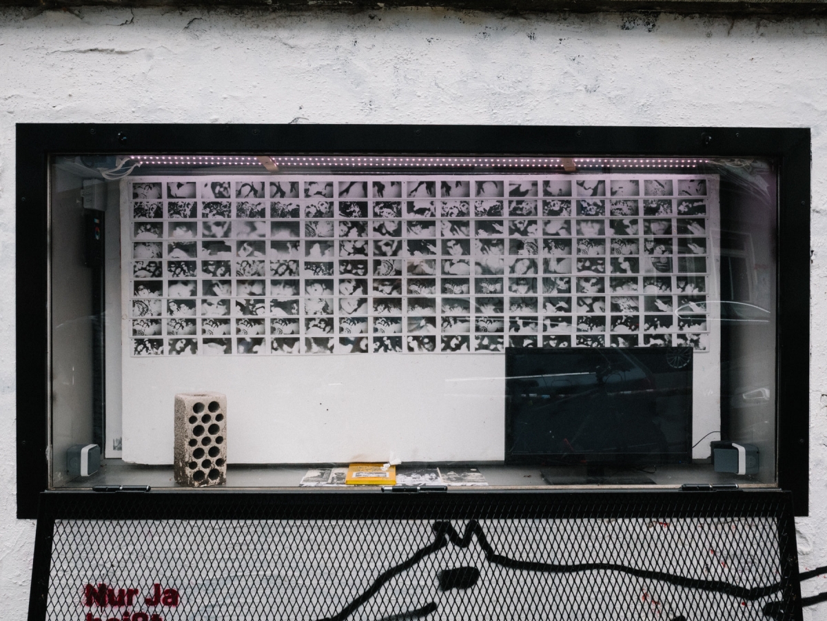 Secuencia de Los Cinco. Instalación en el Showcase de GlogauAir - Secuencia de Los Cinco. Instalación en el Showcase de GlogauAir