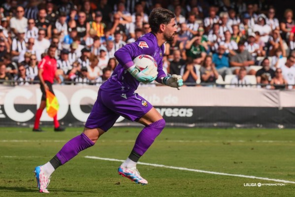 Crettaz también impone sus guantes en Segunda: es el cuarto portero con más paradas de la Liga