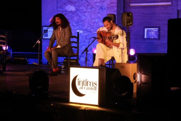 El cantaor Israel Fernández conmueve al público con su flamenco en 'Íntims al Castell' de Onda