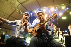 Burriana disfruta de la rumba junto a Fran Rivera como inicio del programa musical de las fiestas