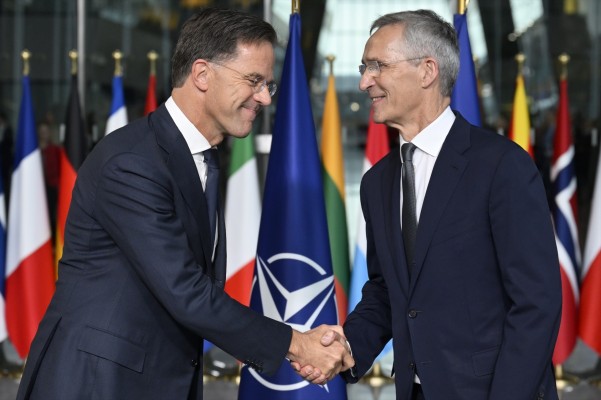 Rutte toma el relevo en la OTAN con el gasto militar y el apoyo a Ucrania como objetivos
