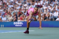 Alcaraz, con tremenda solidez, vence a Rinderknech y buscará las semis del US Open ante Lehecka