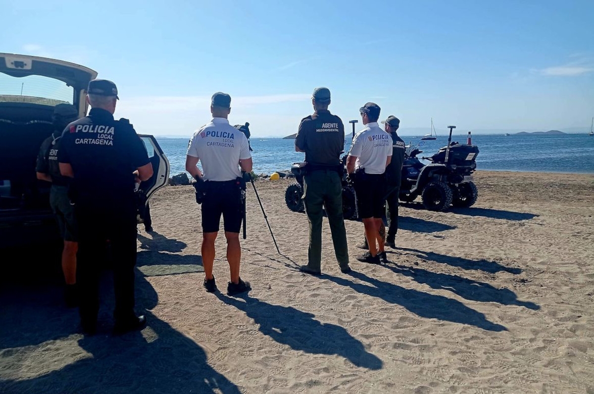 Guardia Civil y Capitanía Marítima mantienen, en colaboración con Policía Local, agentes medioambientales y Protección Civil, la isla del Ciervo libre de fiestas