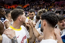 España busca despejar el camino a octavos en un duelo muy 'taronja' ante Italia