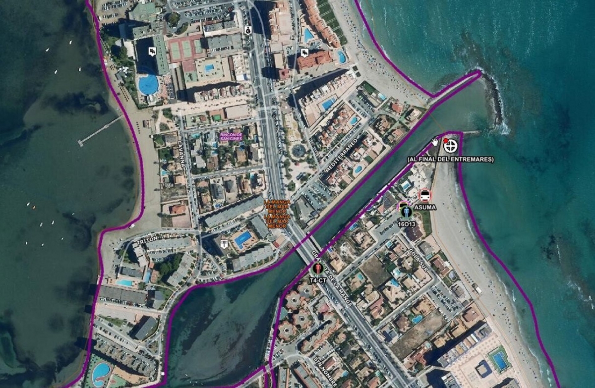 Fallece una mujer de unos 70 años en La Manga tras ser rescatada del agua en la zona de La Gola