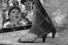 'El eco de los pasos' reivindica el zapato como memoria y metáfora