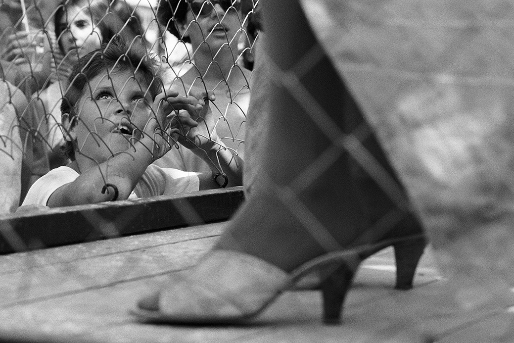 'El eco de los pasos' reivindica el zapato como memoria y metáfora