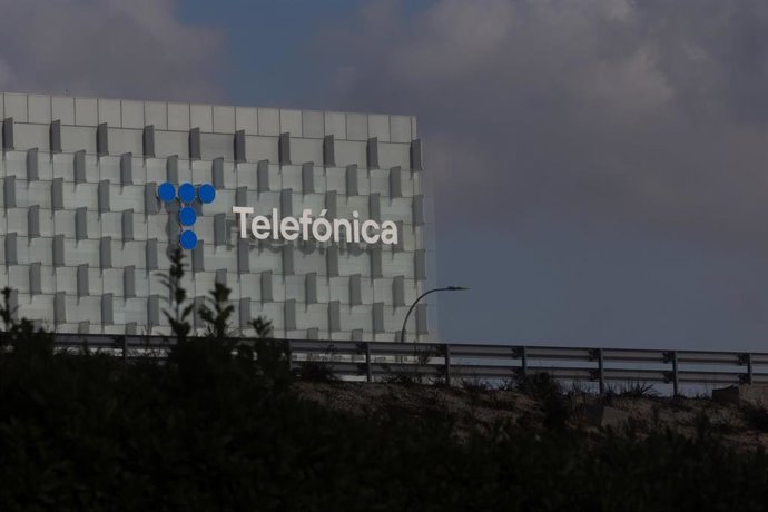 Telefónica cae un 2,17% antes de presentar su plan estratégico y de despejar dudas sobre el dividendo