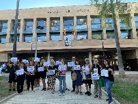 Víctimas de la Dana se concentran para apoyar a la jueza en su vuelta a las nuevas dependencias judiciales de Catarroja