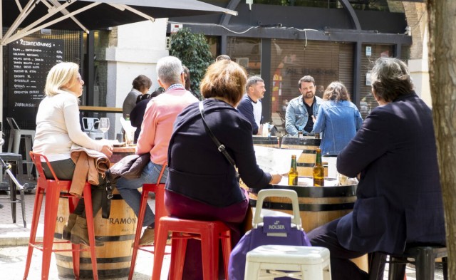 Consumo explica a los hosteleros de Cartagena que las licencias de terraza no son indefinidas y les recuerda su obligación de renovarlas