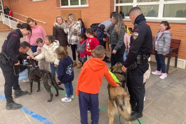 Más de 3.000 escolares conocen de cerca el trabajo de la Unidad Canina de Cartagena