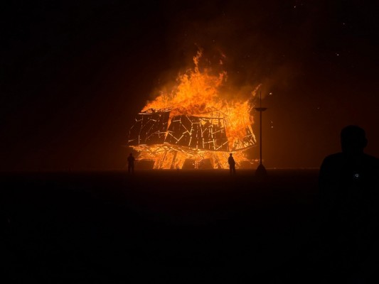 La ‘falla’ del Burning Man arde en el desierto de Nevada