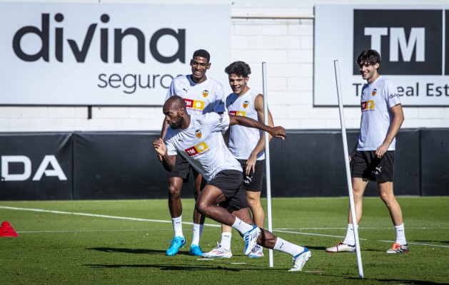 El Valencia regresa a Paterna de nuevo con Gayà y Doménech parcialmente integrados

