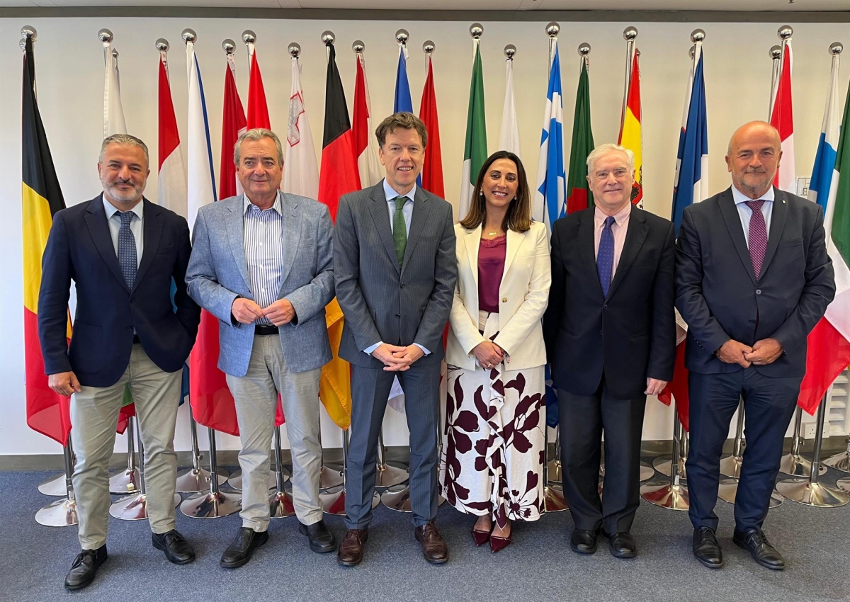 La consejera Sara Rubira junto con representantes de Apoexpa y Proexport en la reunión con el embajador. - Foto: CARM