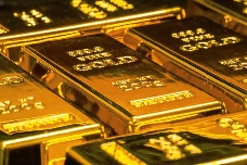 El oro apunta a los 3.650 dólares tras la resaca del mal dato de empleo en EE.UU. y a la espera de la Fed