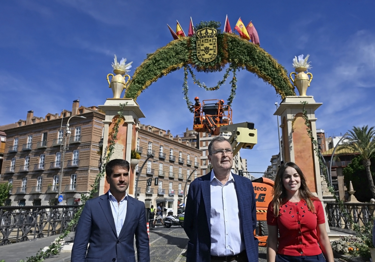 Murcia estrena un gran arco floral para recibir a la Virgen de la Fuensanta este jueves