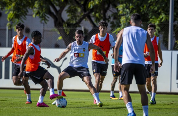 El Valencia regresa al trabajo sin Corberán y con la primera sesión de Ramazani