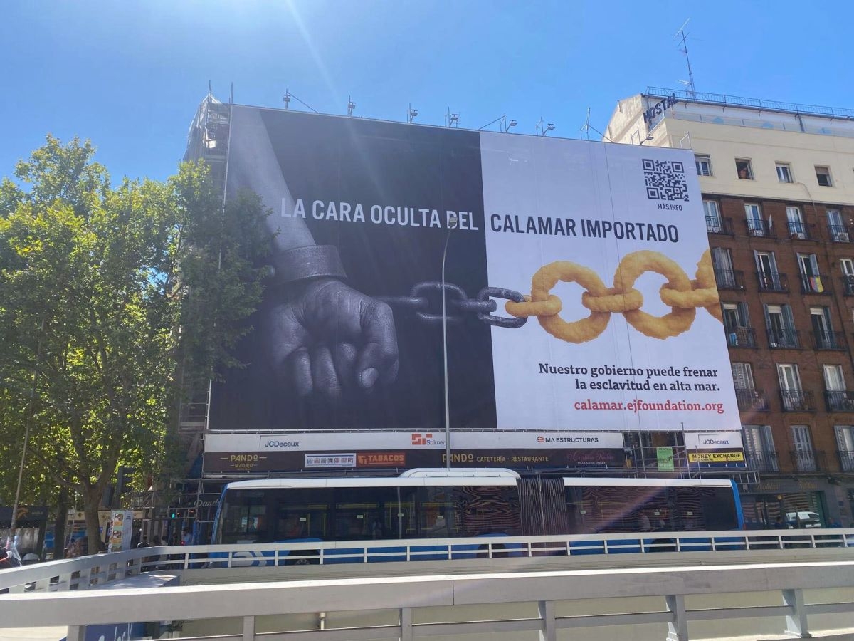 Una lona gigante frente al Ministerio de Agricultura destapa la cara oculta de las importaciones españolas de calamar