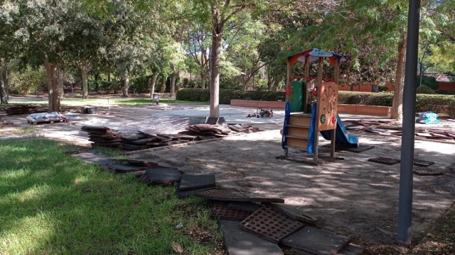 El Ayuntamiento inicia las obras de renovación de los juegos infantiles en el jardín de Polífilo