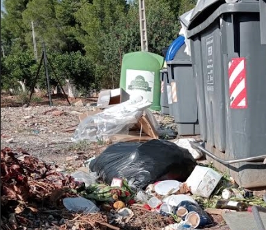 Imagen de contenedores en la colonia Morredondo de Torrent. - Foto: Sumant Per Torrent