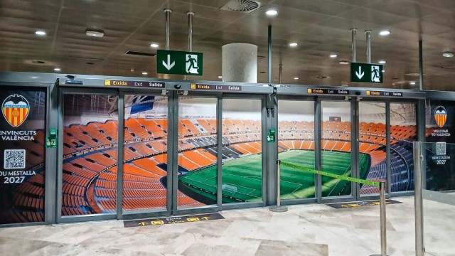 El Valencia CF personaliza la puerta principal de ‘llegadas’ del aeropuerto de Manises 