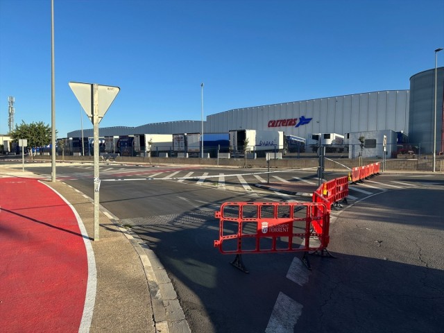 El vertido de 400 litros de combustible de un camión obliga a cortar la calle Perelló en el polígono de Torrent