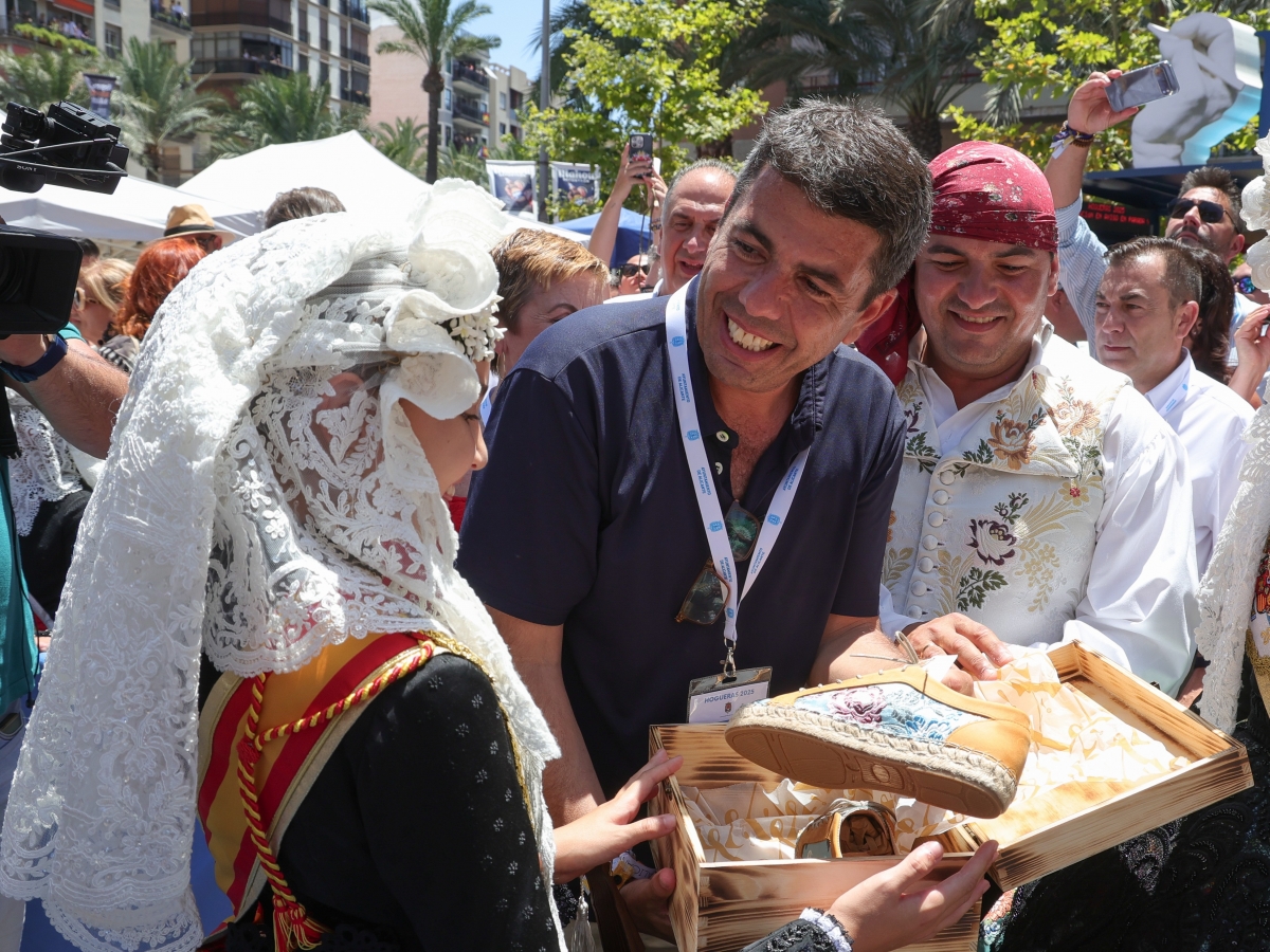 Carlos Mazón asiste a la ‘mascletà’ de les Fogueres de Sant Joan 2025. - Foto: GVA