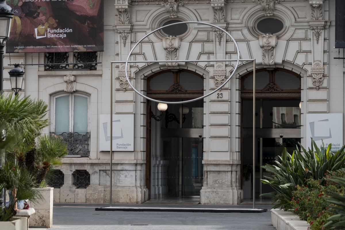 Una escultura monumental de Andreu Alfaro se despliega en la plaza de Tetuán