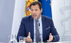 Óscar Puente anticipa dos años más de incidencias en trenes al confluir trenes a estrenar con los obsoletos