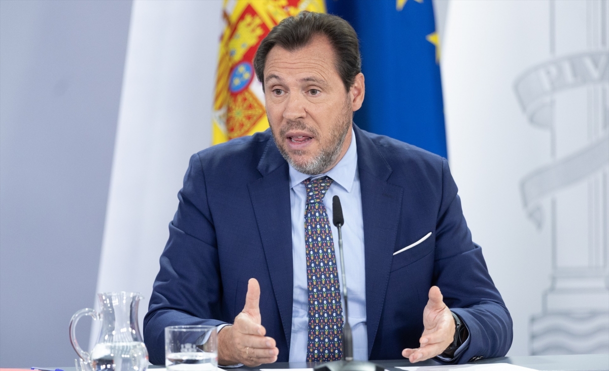 Óscar Puente dice que las estaciones de tren fuera del casco urbano, como las de Villena o Requena, son un 