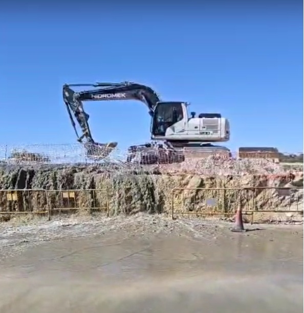 La rotura de una tubería 'baña' de aguas residuales las inmediaciones del Hospital de la Marina Baixa