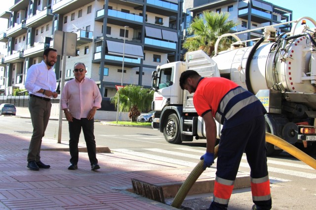 Castelló refuerza las labores de limpieza de imbornales como medida para 