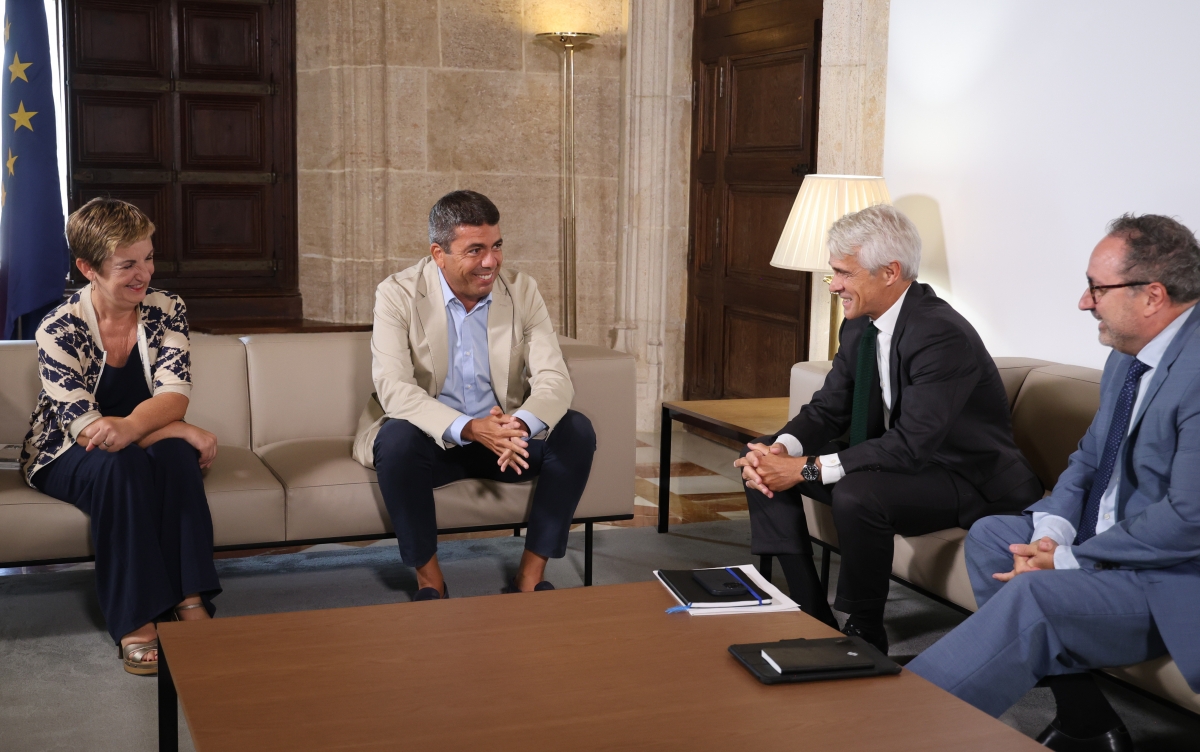 Mazón aborda con el presidente de Telefónica España el traslado de estaciones de l'Eliana y Paiporta a otras zonas del municipio