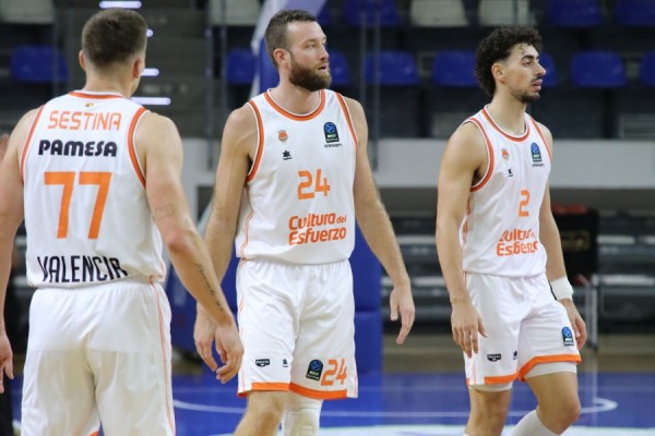 Un Valencia irregular abre 'el último baile europeo' de la Fonteta ante el Hamburgo
