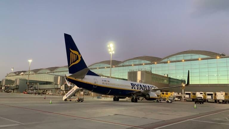 El pulso por las tasas aéreas: Ryanair mide tiempos y medita su programación en el Miguel Hernández